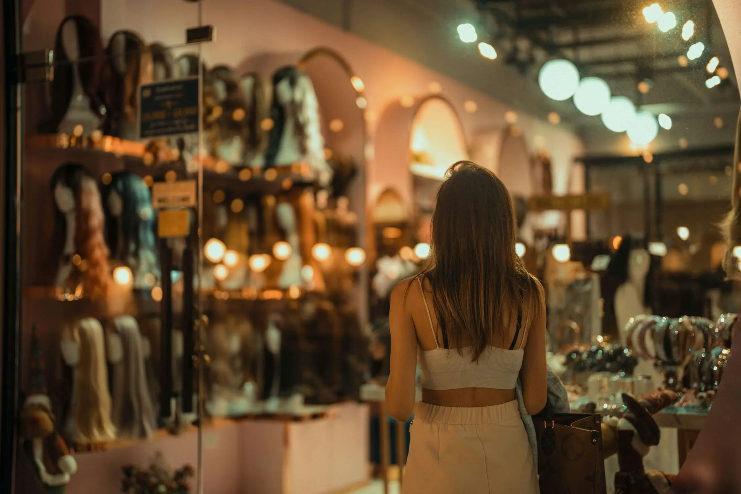 Clientă într-un magazin de accesorii, seara.